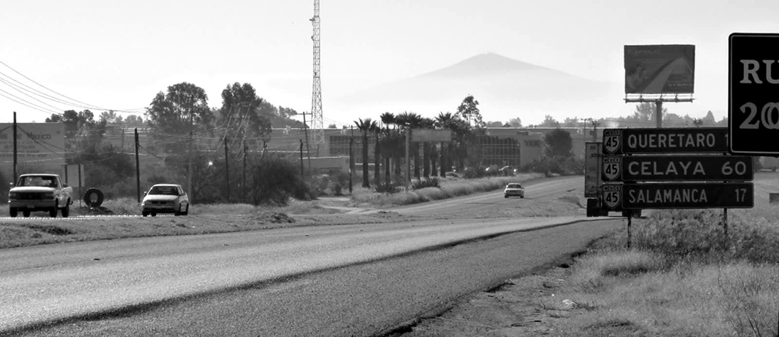 Carretera Federal 45 a la altura de Irapuato. Señalización a Querétaro, Celaya y Salamanca.